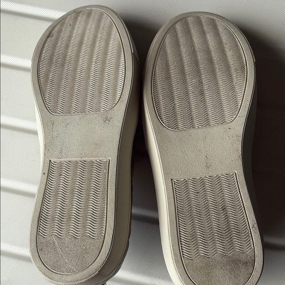 Steve Madden Women’s Quilted Slip-On Shoes -  Beige Taupe  SZ: 8.5. EUC - Picture 5 of 8